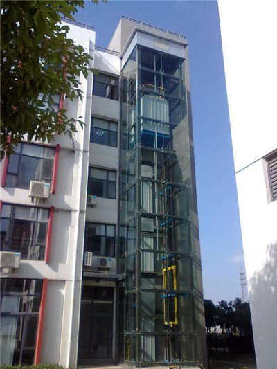 观光电梯它具有一个轿厢,运行在至少两列垂直的刚性导轨之间.